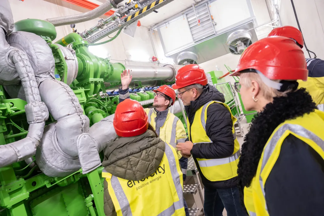 Enercity-Ingenieur Michael Bodmann erkl&auml;rt dem Chefingenieur des kommunalen W&auml;rmeunternehmens &bdquo;Mykolaivoblteploenergo&ldquo; Kyrylo Kuprii und der Leiterin der Abteilung Energieeffizienz der Stadtratverwaltung von Mykolajiw Alla Lutska das Biomethan-Blockheizkraftwerk in St&ouml;cken.
