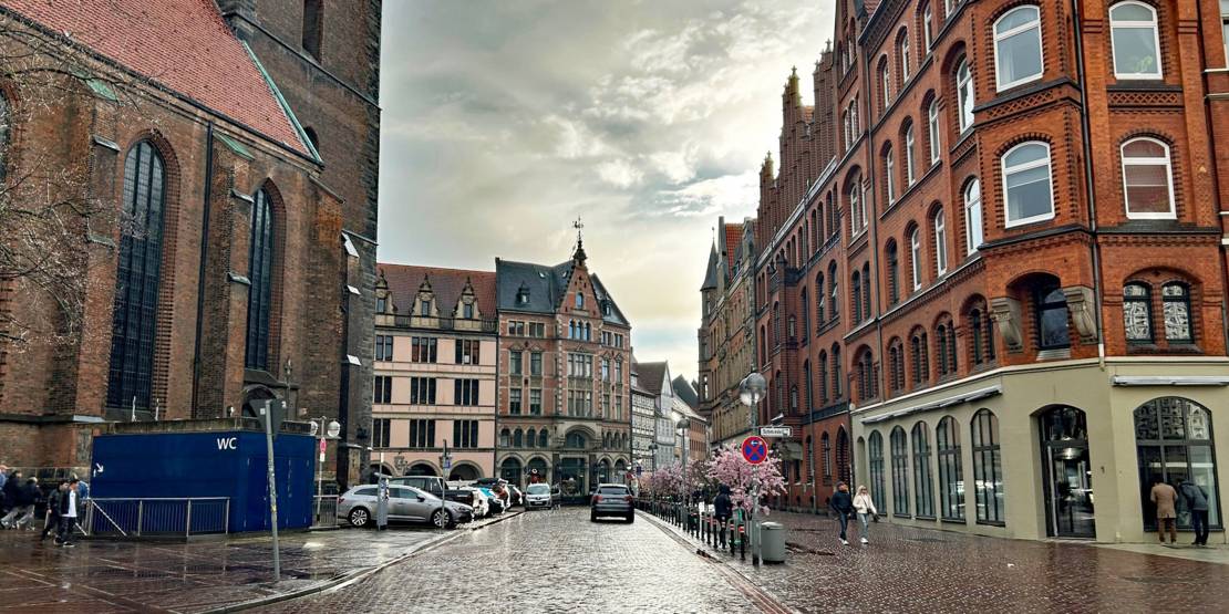 Regennasse Altstadt von Hannover im März.