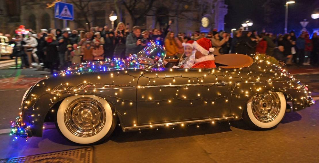 Mit Weihnachtslichterketten geschmückter alter Porsche.