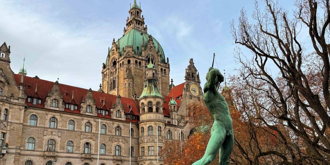 Das Neue Rathaus in Hannover, im Vordergrund die Skulptur Bogenschütze