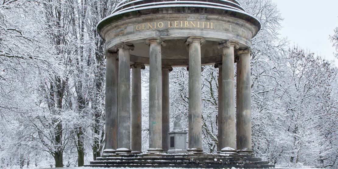 Offener Rundtempel auf Hügel mit Schnee bedeckt.