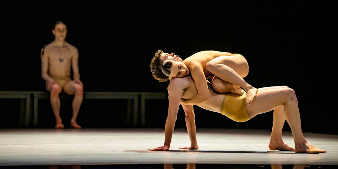 Balletttänzer und Balletttänzerin in Tanzpose