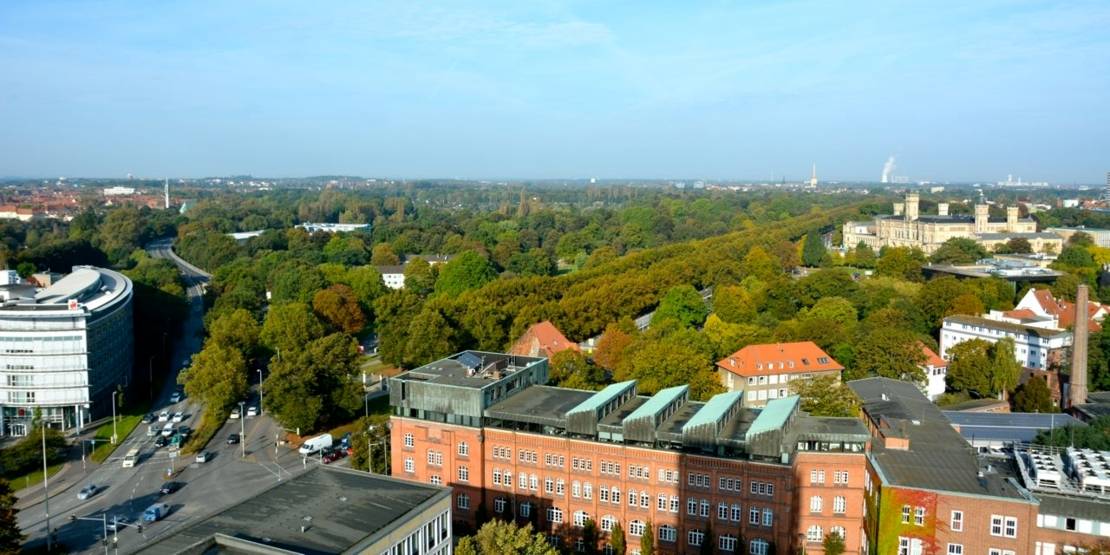 Der Große Garten im Herbst aus der Vogelperspektive.
