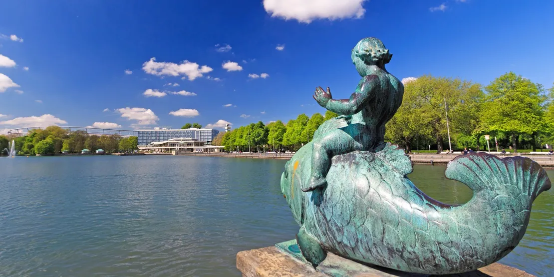 Fischstatue am künstlichen Ufer eines Sees