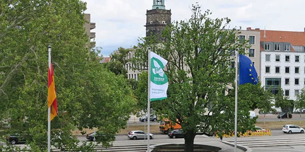 Flaggen auf dem Trammplatz. 