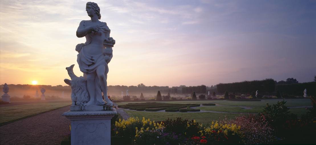 Parterre Mit Vesta Skulptur Hinstorff Herrenh user G rten Presse 