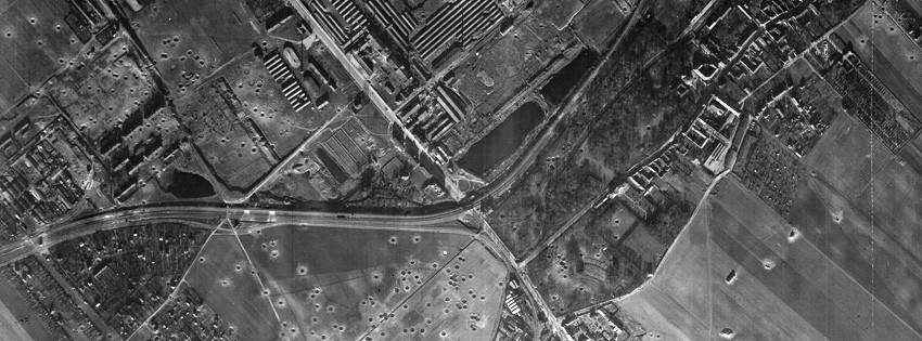 Luftbildaufnahme nach einem Bomberangriff im Zweiten Weltkrieg.