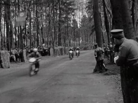 Zuschauer bei einem Motorradrennen auf einem Waldweg
