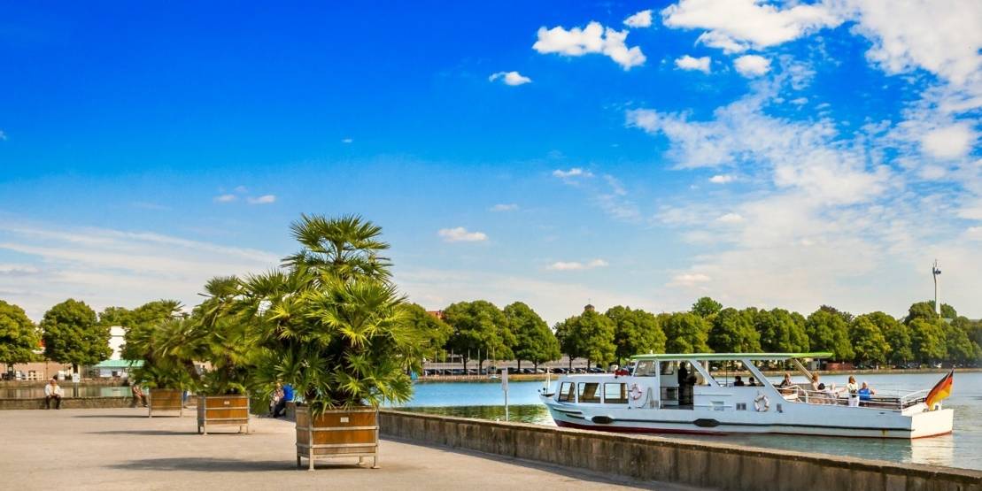 Ausflugsboot auf einem See