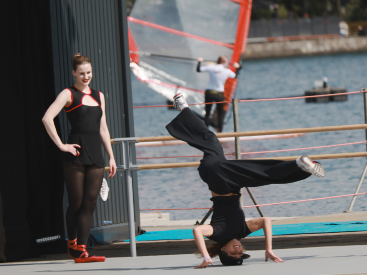 Breaking trifft Ballett: B-Girl Melina Sanchez im Duell mit einer Ballerina zu den Beats von DJ KitKat.