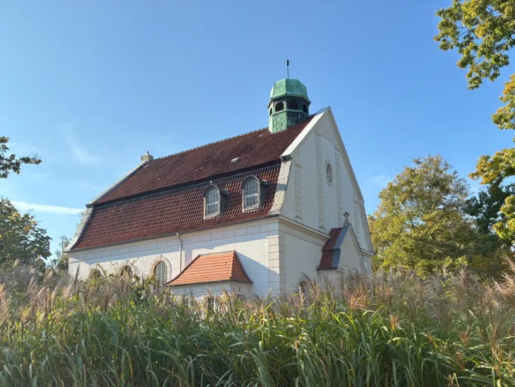 Eine Kapelle auf einem Friedhof.