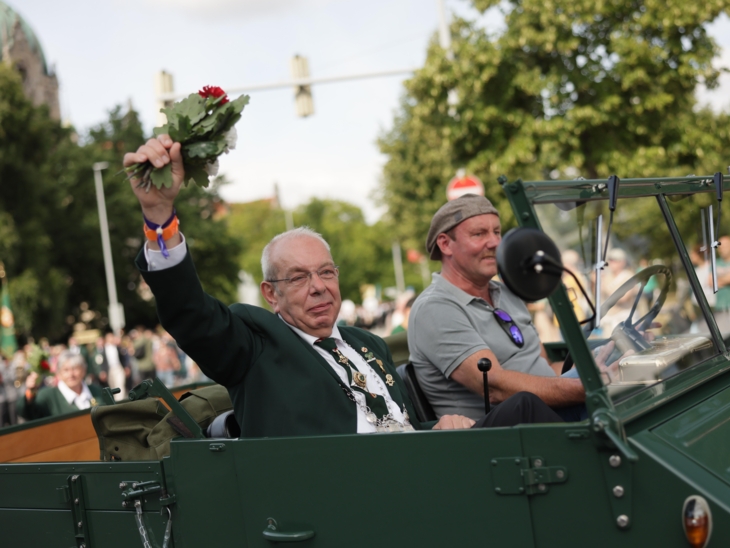 Ein Mann in einem offenen Auto.