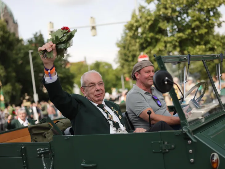 Ein Mann in einem offenen Auto.