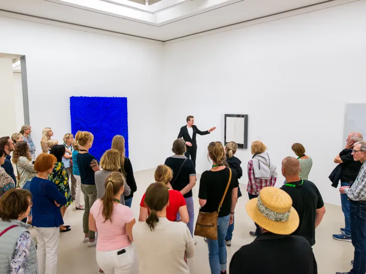 2)	Führung im Sprengel Museum Hannover