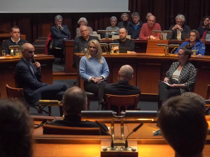 Townhall-Gespräch mit Oberbürgermeister Belit Onay, Adrian Pollmann vom Auswärtigen Amt und Mariya Maksymtsiv von der ukrainischen St. Wolodymyr-Gemeinde; Moderatorin: Julia Weigelt