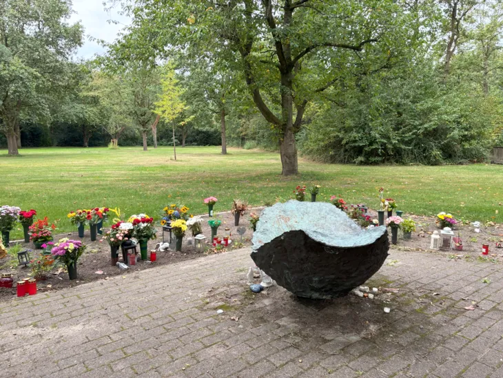 Blick auf einen Friedhof.