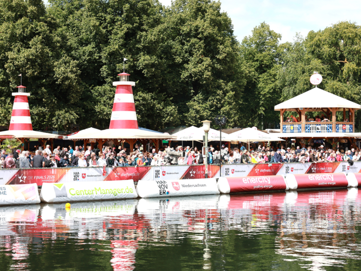 Tolle Stimmung am Maschsee: Zahlreiche Zuschauer*innen am Nordufer erlebten eine bunte und unterhaltsame rund 90-minütige Eröffnungsshow.