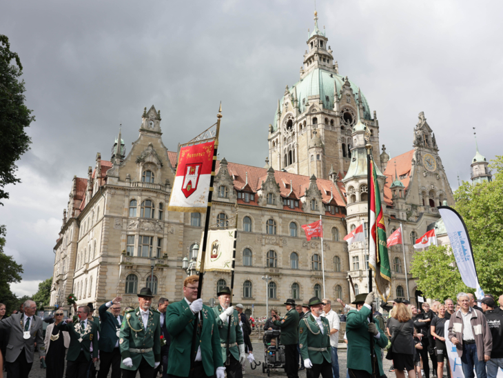 Menschen in einem Festumzug.