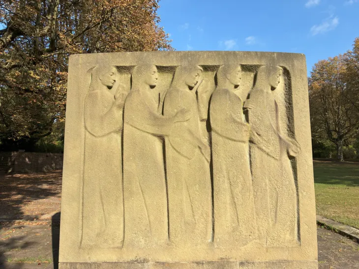 Kriegsgrab auf einem Friedhof.