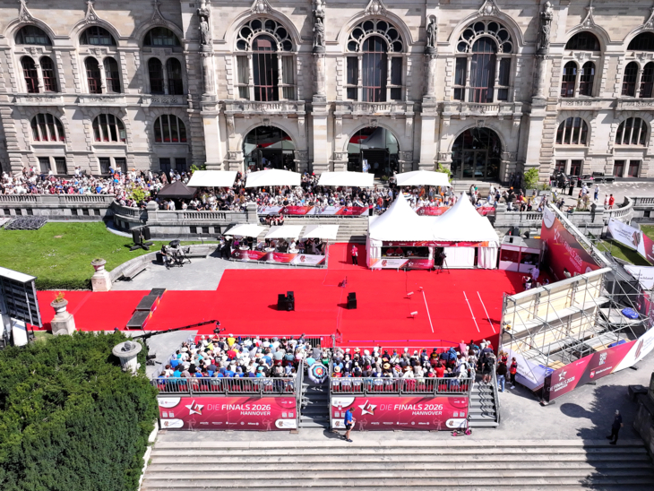 Bogensport der Frauen und Männer vor der beeindruckenden Kulisse des Neuen Rathauses.