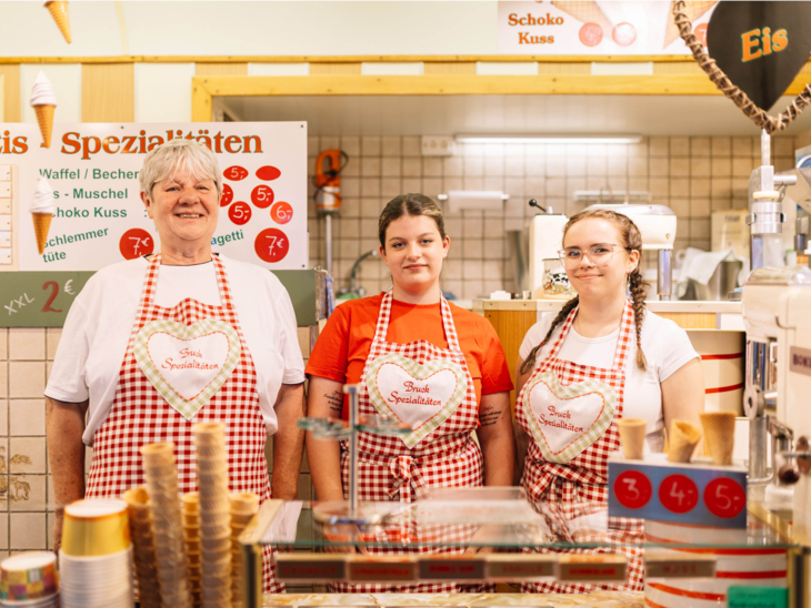 Drei Frauen hinter einem Eis-Stand.