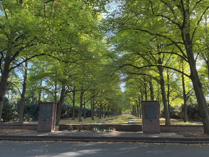 Eine Gedenkstätte auf einem Friedhof.