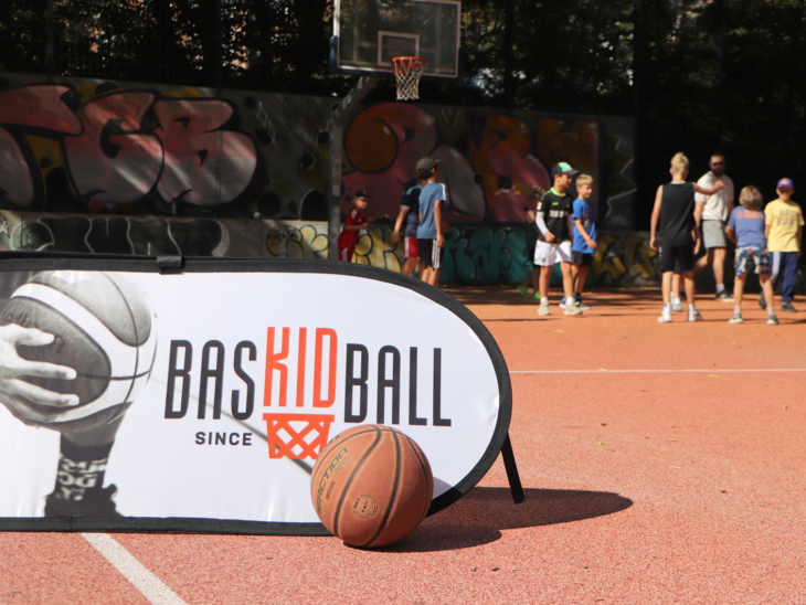 Unter dem Motto „Mach den Sommer zum Heimspiel“ gab es in den Sommerferien mehrere Basketball-Angebote für Kinder und Jugendliche zwischen 6 und 15 Jahren.
