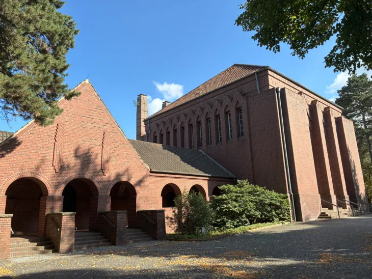 Eine Kapelle auf einem Friedhof.