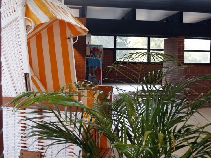 Schwimmhalle mit Strandkorb