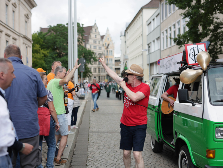 Menschen auf einer Tribüne.