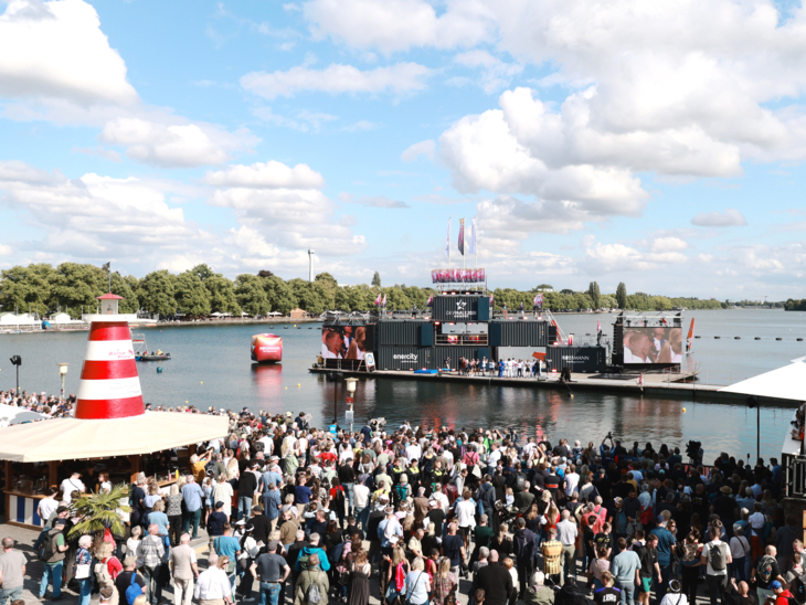 Stimmungsvoller Auftakt: Die Finals 2026 Hannover wurden auf der schwimmenden Bühne am Maschsee eröffnet.