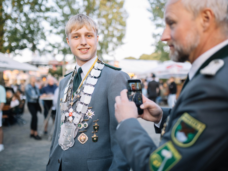 Menschen auf einem Festplatz.