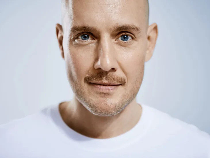 Schauspieler, Moderator und Sänger Oliver Petszokat