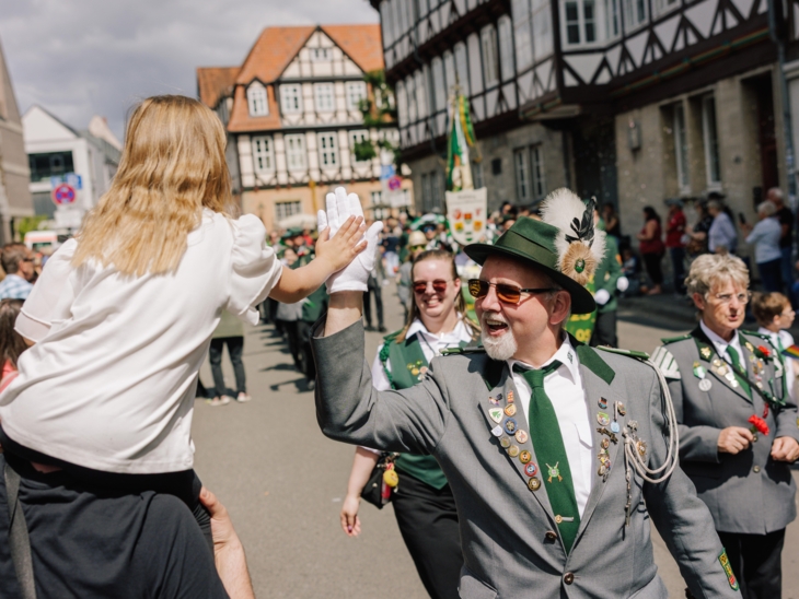 Ein Festzug in einer Straße.