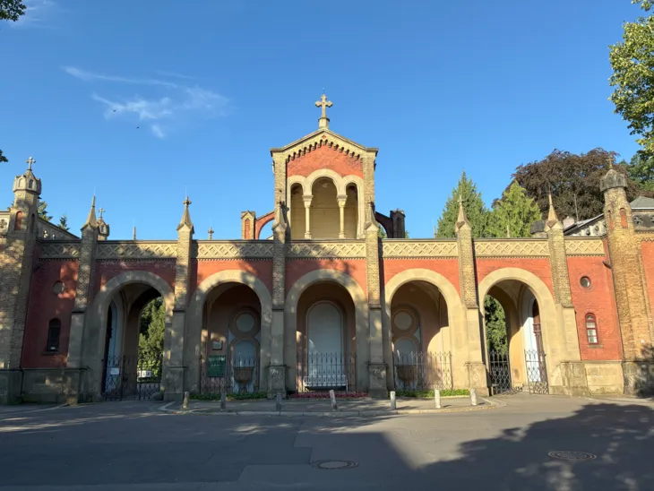 Der Eingang zu einem Friedhof.