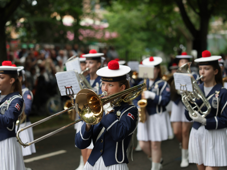 Eine Musikkapelle bei einem Festzumzug.