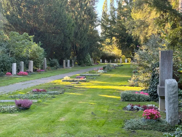 Blick auf einen Friedhof.