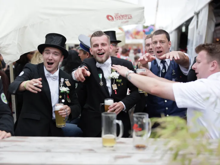 Menschen auf einem Festplatz.