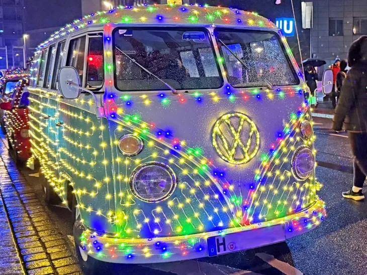 VW-Bulli mit Leuchtketten behangen.