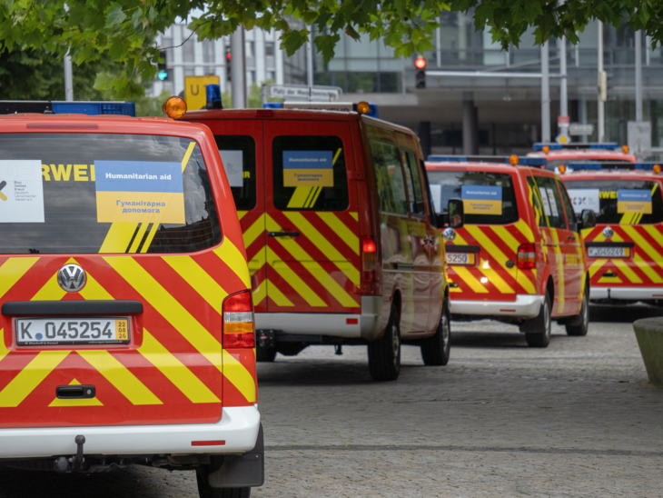 Der Konvoi mit den fünf übergebenen kommunalen Fahrzeugen der Landeshauptstadt Hannover verlässt den Platz der Menschenrechte. Am Steuer: ehrenamtliche Fahrer des Blau-Gelben Kreuzes.