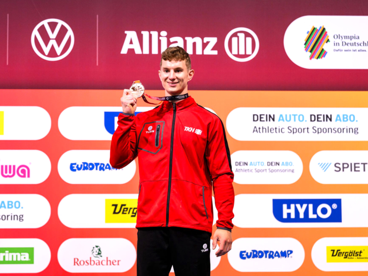 Bronze für Hannover: Glenn Trebing vom TK Hannover sicherte sich bei den Finals 2026 vor heimischem Publikum die Bronzemedaille am Barren.