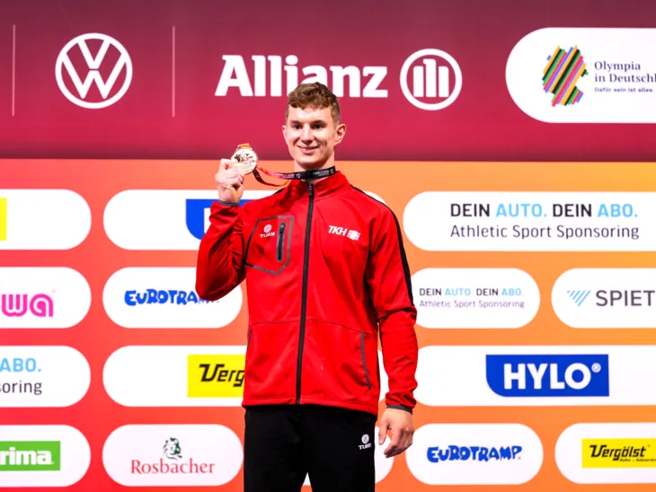 Bronze für Hannover: Glenn Trebing vom TK Hannover sicherte sich bei den Finals 2026 vor heimischem Publikum die Bronzemedaille am Barren.