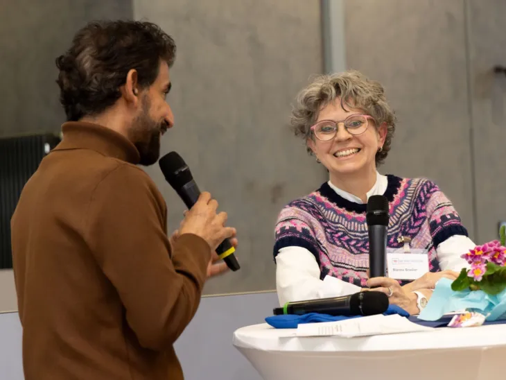 Resa Deilami, Leiter der Stabstelle Integration und Teilhabe führt ein Interview.