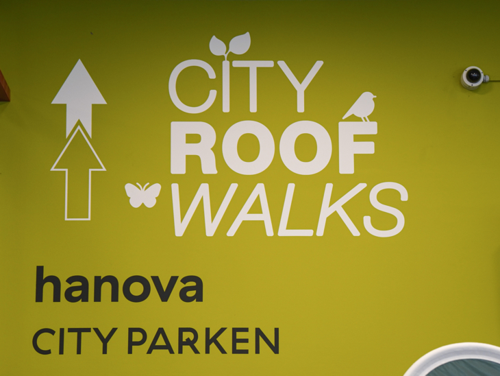 Blick auf ein Schild, das zum neuen Roof-Walk navigiert.