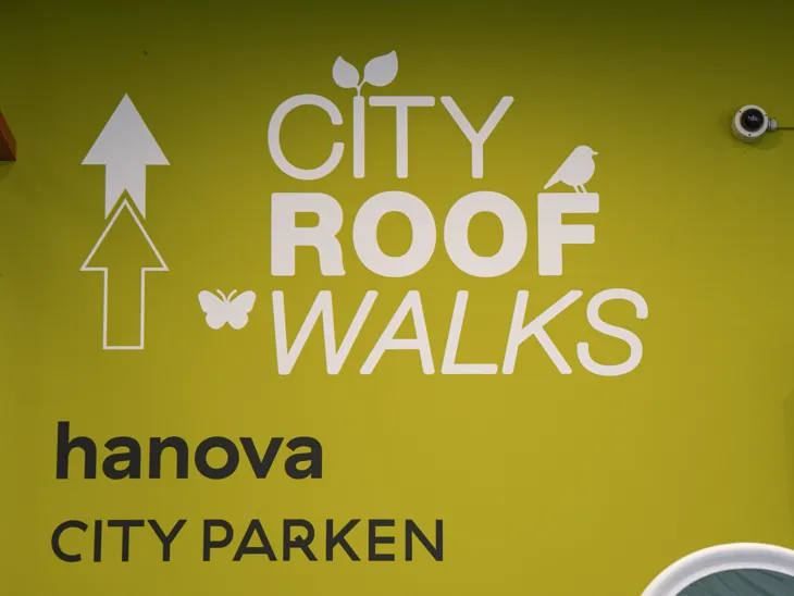 Blick auf ein Schild, das zum neuen Roof-Walk navigiert.