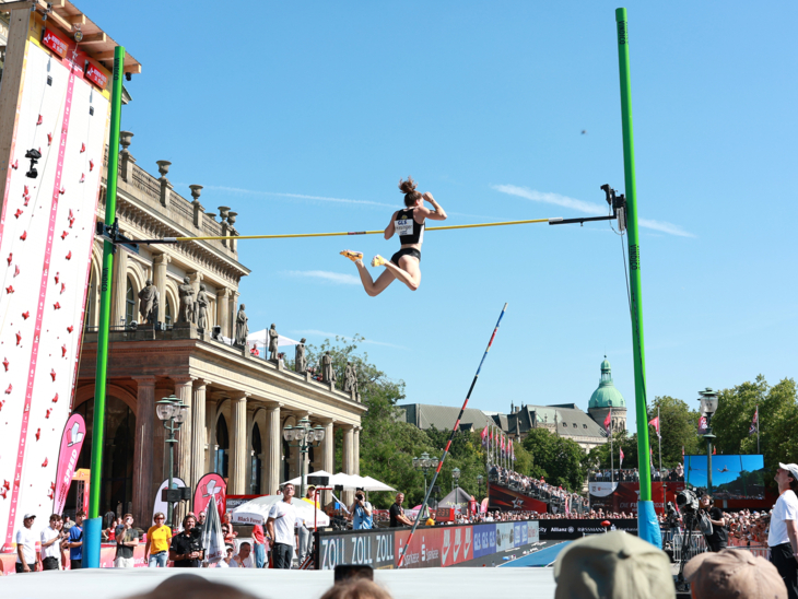 Finals 2026: Anjuli Knäsche (VfB Stuttgart) gewinnt Gold im Stabhochsprung und überspringt 4,55 Meter.