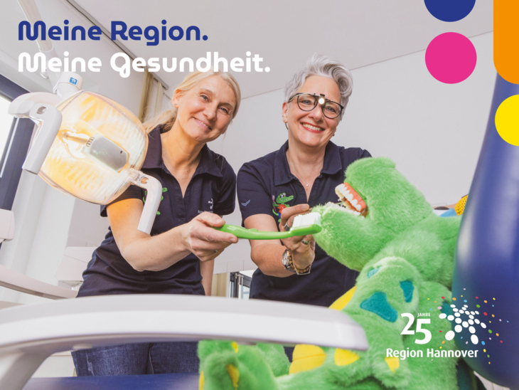 Zwei Mitarbeiterinnen des zahnärztlichen Dienstes in einer Zahnarztpraxis.