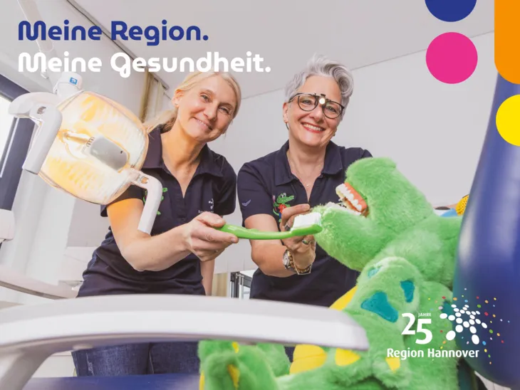 Zwei Mitarbeiterinnen des zahnärztlichen Dienstes in einer Zahnarztpraxis.