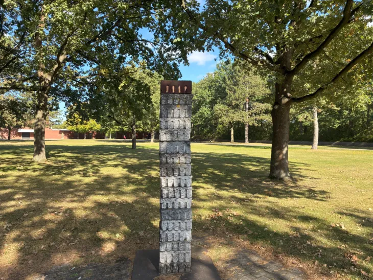 Eine Skulptur auf einem Friedhof.
