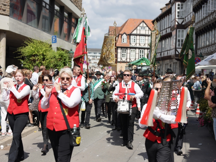Ein Festzug in einer Straße.